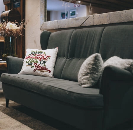 Ein graues Sofa mit Kissen und einem Tisch im Hintergrund